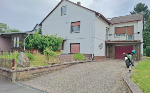Einfamilienhaus in Kirtorf mit Balkon und Garten